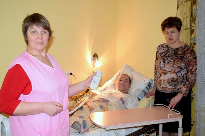 Apgūstot jauno aprīkojumu. Ina Riekstiņa (no labās), aprūpes centra klients Jānis Rozenbergs un sociālā aprūpētāja Sarmīte Turoka. 
Autors: Imants Kaziļuns