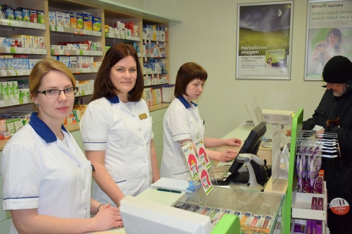 Vienmēr laipnās un kompetentās SIA “Benu Aptieka Latvija” Aizkraukles filiāles darbinieces. Farmaceite Madara Sproģe (no kreisās),  farmaceita asistente Liāna Kojāne un aptiekas vadītāja farmaceite Liene Robežniece.
Autors: Imants Kaziļuns
