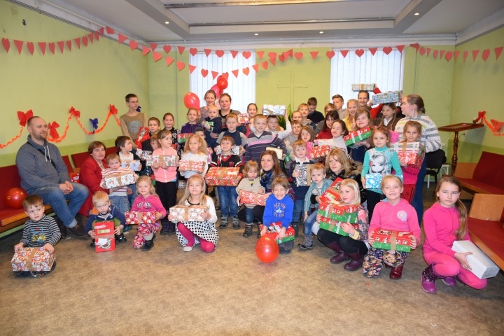 PALDIES PAR DĀVANĀM! Saņemot dāvanas, bērnu acīs mirdzēja prieks un arī ziņkāre, kāds pārsteigums viņus sagaida, atverot kastes.
Autors: Guna Skaistkalne