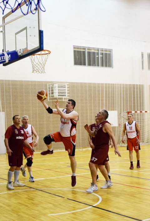 Hop, un ir! Aizkrauklieša Edgara Kukuļa ceļā uz grozu neuzdrošinās stāties neviens, rezultātā — plus divi punkti aizkraukliešiem.
Autors: Viesturs Kaktiņš