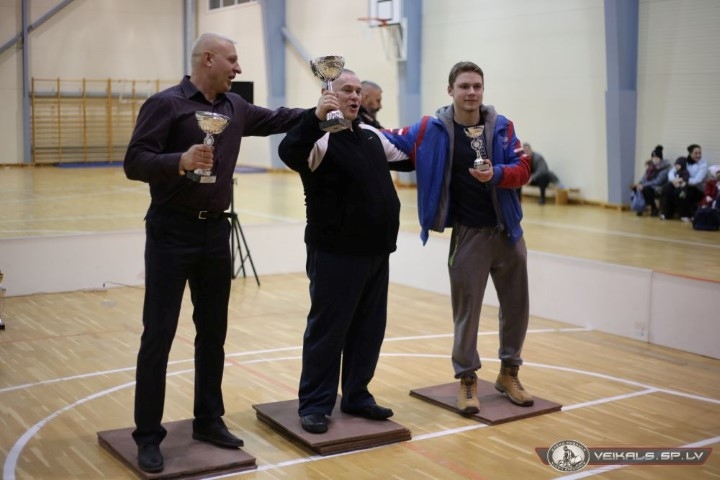 Apbalvo komandas. Uz goda pjedestāla aizkraukliešu komandas kausu saņem Lauris Pojasnikovs (no labās). Pirmā vieta rembatiešiem, otrā — Bauskas spēkvīriem. 

Autors: no www.sp.lv