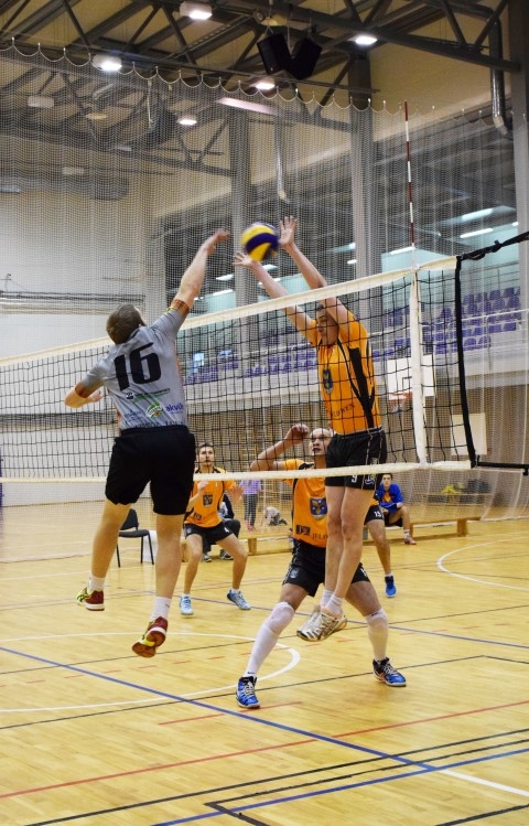 Sagrauj pretinieka cerības. Vienības “VK Aizkraukle” spēlētājs Vadims Ustjancevs (no labās) bloķējot guva savai komandai vairākus punktus. 
Autors: Viesturs Kaktiņš