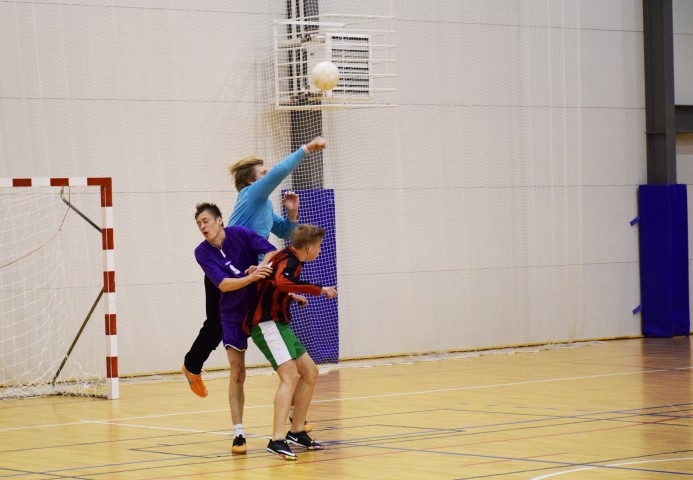 Prom no šejienes! Cīņā par bumbu visveiksmīgākais izrādījās Aizkraukles vārtsargs Artūrs Zelmenis, kurš gluži kā Supermens lidojumā aiztrieca to prom.
Autors: Viesturs Kaktiņš