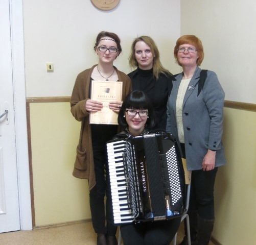 Pēc konkursa. Diāna Katiņa (priekšplānā), skolotāja Marita Vaivode (no labās), Maruta Karpa un Madara Kantāne.

Autors: Foto no skolas arhīva