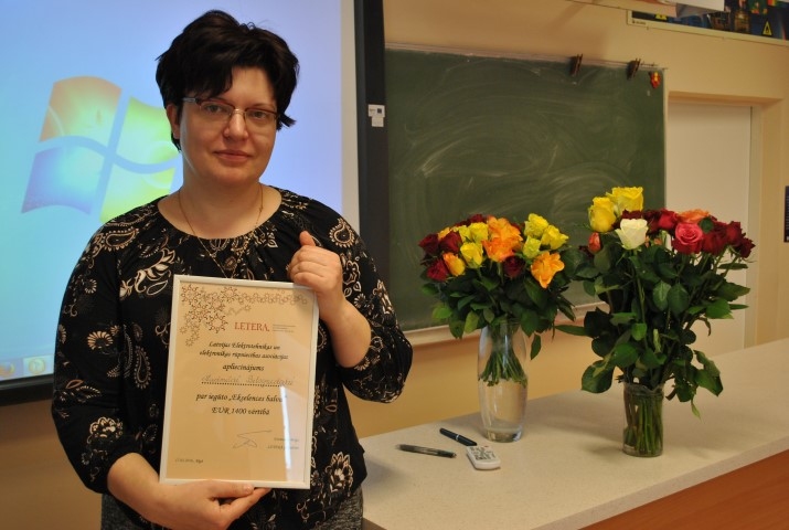 “Ekselences balvas” laureāte. Ludmila Belogrudova skolā saņem ziedus no kolēģiem un arī no saviem skolēniem.
Autors: Inga Patmalniece