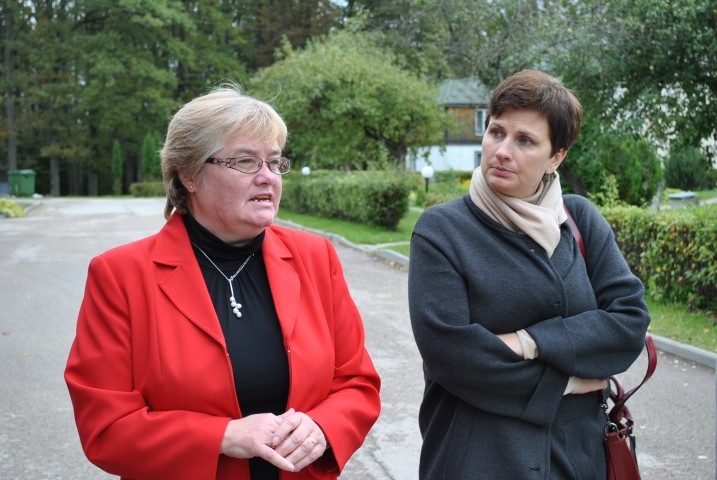 Reģionālajā vizītē. Esot labklājības ministres amatā, Ilze Viņķele (no labās) tikās ar Skrīveru sociālās aprūpes centra “Ziedugravas” darbinieci Aiju Svētiņu.


Autors: no laikraksta “Staburags” arhīva