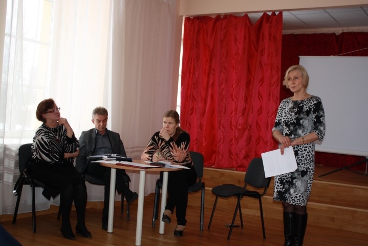 DISKUTĒ. Situāciju skaidro Pļaviņu novada ģimnāzijas direktore Rita Pole (no labās). No kreisās — Biruta Irēna Osīte, Aivars Bardovskis un skolotāja Aiga Čepule. 
Autors: Sandra Pumpure