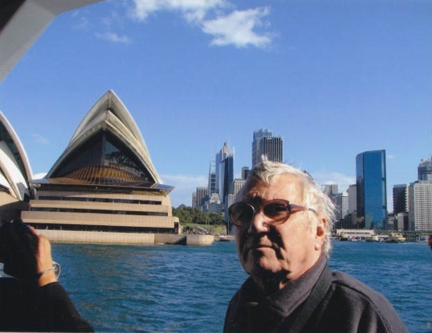 Par piemiņu no Sidnejas. Valdis Baltruks, fonā — slavenais operas teātris.                                                                               
Autors: no privātā albuma