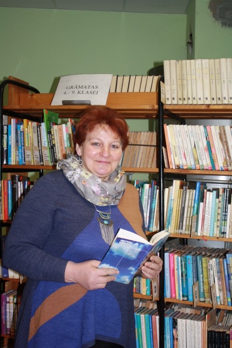 GRĀMATU IELENKUMĀ. Inese ir liela lasītāja, tāpēc priecājas par darbu bibliotēkā. 
Autors: Sandra Pumpure