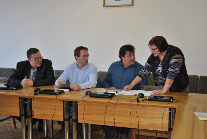 RĒĶINS AR STARPĪBU. Pagājušajā nedēļā, apskatot pašvaldības uzņēmuma “Aizkraukles ūdens” rēķinus, Aizkraukles iedzīvotāji saņēma šoka terapiju — 
viņi  lielākoties nav gatavi maksāt mājas patērētā un uzrādītā ūdens starpību. Aizkraukles novada domes finanšu komitejas sēdē SIA “Aizkraukles ūdens” valdes locekle Gudruna Vectirāne  deputātiem Rolandam Šteinbergam (no labās), Jānim Belickim un Guntim Klūgam skaidroja jaunā rēķina saturu. 
Autors: Guna Mikasenoka