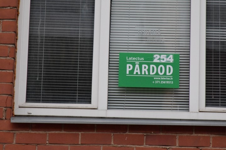 Jau pārdots. Vienā no Lāčplēša iela 5. nama logiem uzraksts vēsta, ka SIA “Latectus” te pārdod telpas, lai gan tām jau ir jauns īpašnieks — SIA “Garantiju aģentūra”.                                                      
Autors: Imants Kaziļuns
