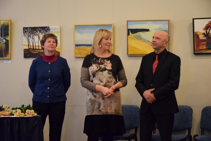 “Cilvēkiem vajag mākslu,” pārliecināts uzņēmējs Artūrs Cimoška. Attēlā — izstādes atklāšanā šīgada janvārī Skrīveru novada kultūras centrā. No kreisās — Sarmīte Jansone un Baiba Dronka.

Autors: Imants Kaziļuns