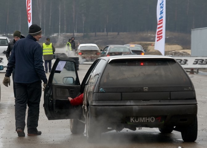 Padomu pirms starta aizkrauklietim Edgaram Kokorišam dod tēvs Aivars, kurš palīdz dēlam sagatavot mašīnu sacensībām.                                                                                                                      
Autors: Jānis Galviņš