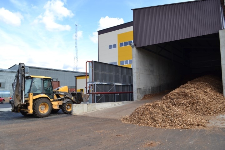 DAĻU IEPĒRK.  Papildus pašu saražotajai siltumenerģijai “Aiz­kraukles siltums” daļu iepērk no SIA “Seces koks” (vidēji 69% gadā). “Seces koka” katlumāja, kurā kurina ar šķeldu, ir viena no modernākajām Latvijā. Pie krāsns ir videokamera, un notiekošais krāsnī, kā arī automatizētā kurināšanas procesa parametri redzami datora ekrānā. 

Autors: no “Staburaga” arhīva