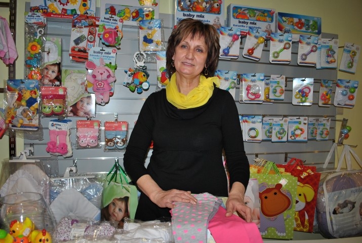 PIEGĀDĀ PĒC PASŪTĪJUMA. “Vecāki var pieteikt, kāds apģērbs un lietas viņiem ir vajadzīgas, piemēram, bērnu gultas, rati vai kas cits,” stāsta pārdevēja Dzintra Vilne. 
Autors: Guna Mikasenoka