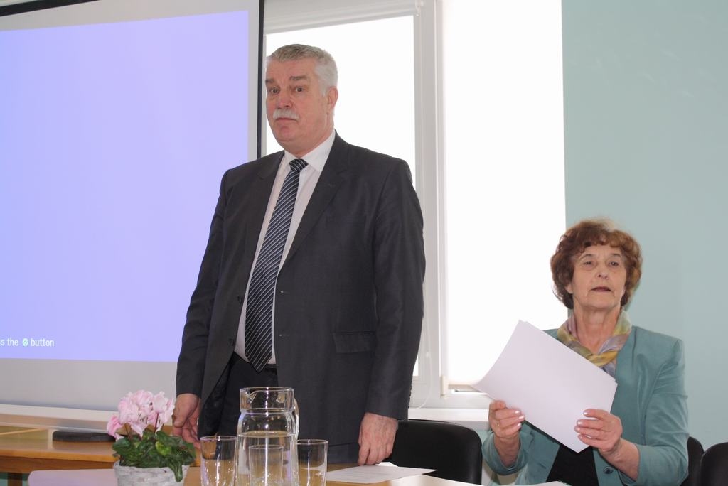 Latvijas Pensionāru federācijas priekšsēdētājs un Saeimas deputāts Andris Siliņš un Aizkraukles pensionāru biedrības vadītāja  Silvija Ozoliņa.
