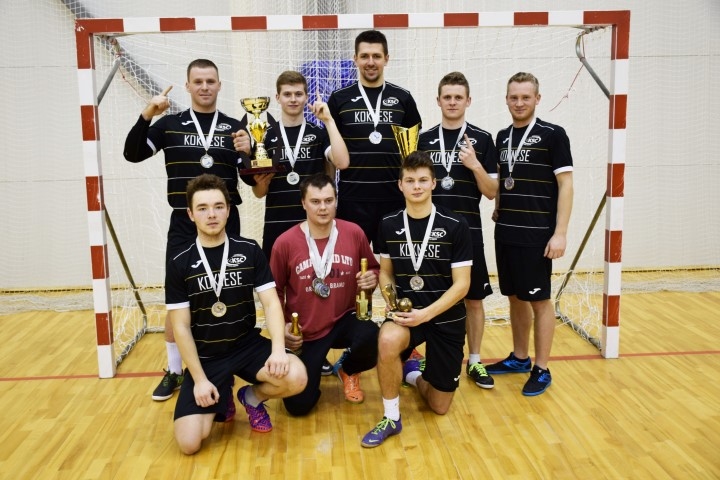 Godam pelnīta uzvara. Pirmo reizi uzņēmuma “Vairogi AB” kausa izcīņas sacensībās telpu futbolā uzvarēja Kokneses spēlētāji. 
Autors: Viesturs Kaktiņš