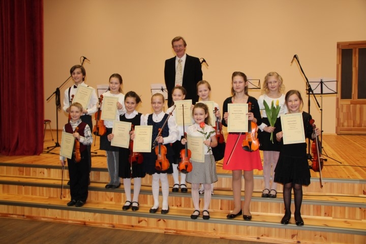 VISI KOPĀ. Skolotājs Jānis Atslēga ar saviem audzēkņiem. 	
Autors: Dace Svētiņa