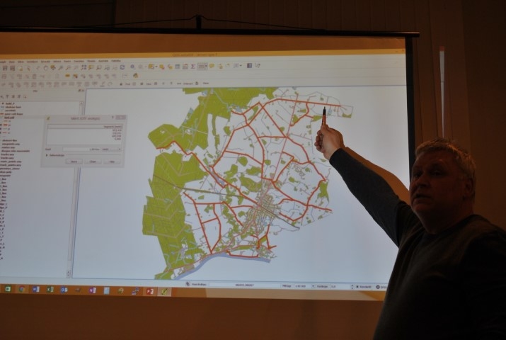 PIEDĀVĀ SAVU VARIANTU. Skrīveru novada uzņēmējs Aivars Dronka aicina pašvaldību izvērtēt arī Veibēnu ceļa posma, kas vairākiem vietējiem lauksaimniekiem ir ļoti būtisks, pārbūvi.
Autors: Guna Skaistkalne