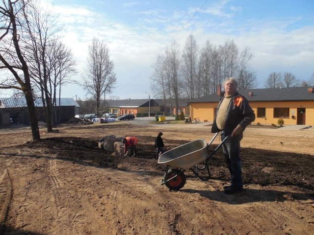 SAKĀRTO VIDI. Laukumu aiz Aiviekstes pagasta pārvaldes un bibliotēkas ēkas aiviekstieši kopa arī pagājušā gada Lielajā talkā un turpinās pilnveidot arī šogad.                                                           
Autors: no “Staburaga” arhīva