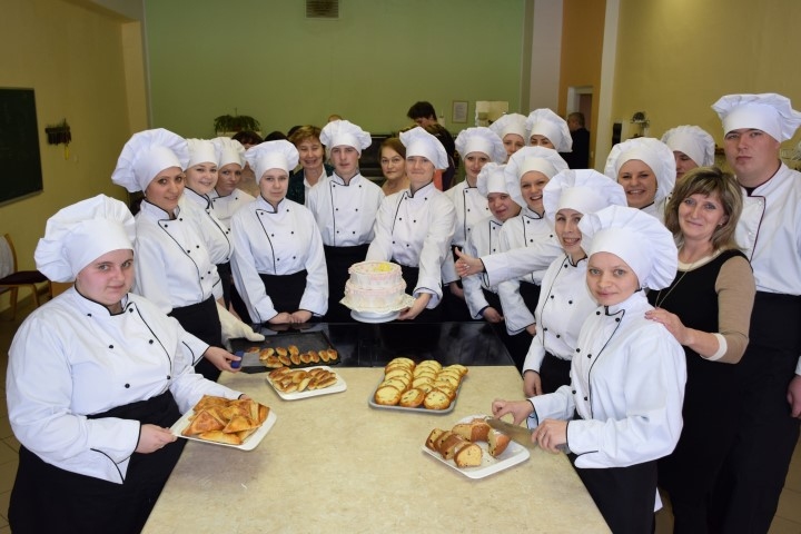 Pirmie pīrāgi gatavi. Topošie konditori Vecbebru profesionālajā un vispārizglītojošajā internātvidusskolā.
Autors: Imants Kaziļuns