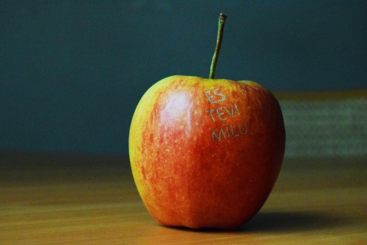 Es tevi mīlu. Āboli, kas daudziem sagādāja prieku ne tikai Visu mīlētāju dienā, bet vēl ilgi pēc tās.                                              

Autors: Imants Kaziļuns