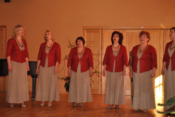 “Kadance”. Sieviešu vokālais ansamblis ir ar senām tradīcijām, dāmas kopā dzied jau vairāk kā divdesmit gadu.


Autors: no “Staburaga” arhīva