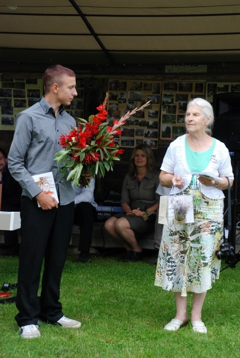 ILZE LĪDUMA J. Jaunsudrabiņa jubilejas atceres pasākumā savos “Riekstiņos” kopā ar jauno dzejnieku Mārtiņu Dubovski.

Autors: no “Staburaga” arhīva