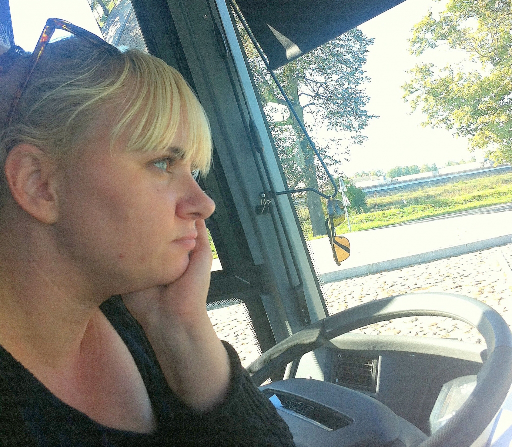 Pārdomas pirms reisa. Viena no Jēkabpils autobusu parka divām sievietēm — šofere Linda Grigorjeva.


Autors: no Lindas albuma