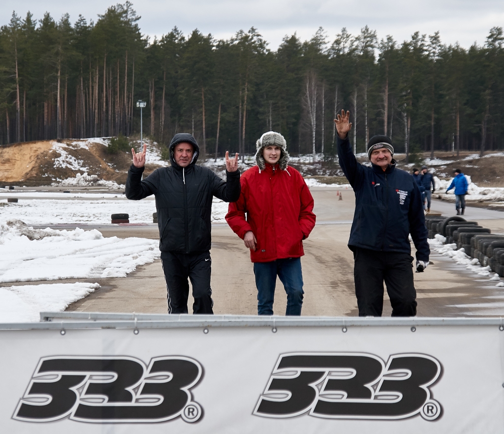 Edgars Kokorišs (vidū) — viens no labākajiem “333 Ziemas kausa” izcīņas autobraucējiem priekšpiedziņas klasē kopā ar saviem palīgiem un atbalstītājiem.                                                                                   
Autors: Jānis Galviņš