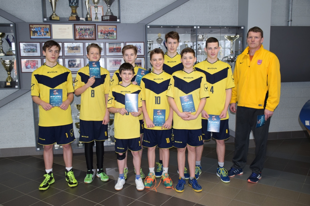 Dosies uz lielo finālu. Treneris Ivars Māliņš ar zēnu komandu (attēlā) un jauniešiem 9. aprīlī sacentīsies “Lāses kausa” lielajā finālā.
Autors: Viesturs Kaktiņš