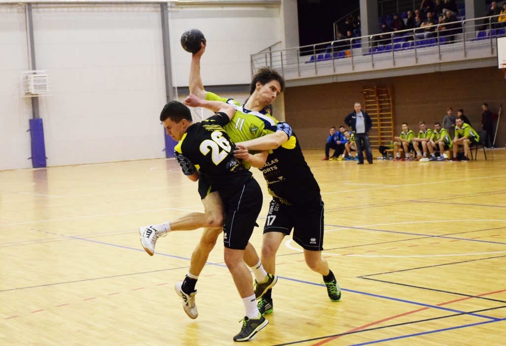 Laužas cauri aizsardzībai. Skrīveru spēlētāju Artūru Beļūnu 
(11. numurs) ceļā uz pretinieku vārtiem nespēj apturēt neviens.
Autors: Viesturs Kaktiņš