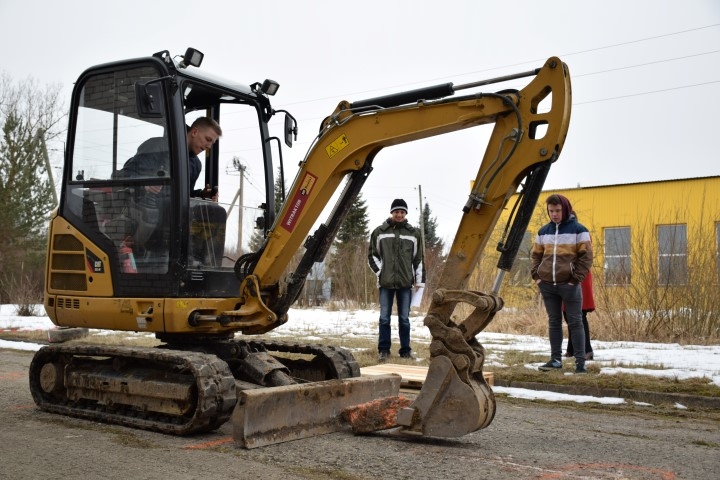 Trešā kursa audzēknis Mairis Melkerts ar apdomu un lielu centību veic vienu no sarežģītākajiem konkursa uzdevumiem. Viņu atbalsta skolasbiedri  Reinis Granovskis (no kreisās) un Dans Tračs (no labās).                                                                                                                              
Autors: Imants Kaziļuns