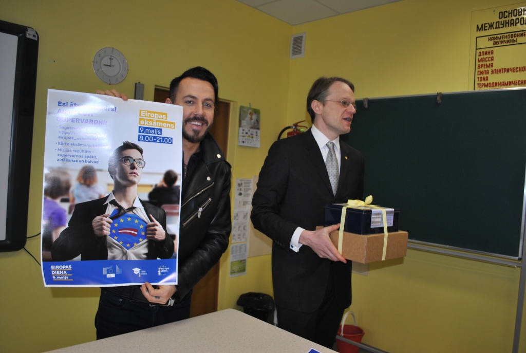 Multimākslinieks Kaspars Blūms Blūmanis jeb Kašers(no kreisās) un Eiropas Kustības Latvijā prezidents Andris Gobiņš. 