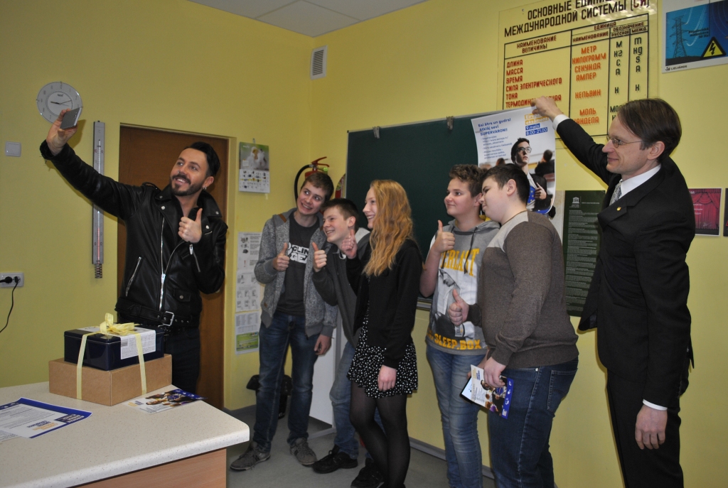 PAŠBILDE AR Tālruni. Kašers (no kreisās) uzņem pašbildi ar skolēniem. No labās — Eiropas Kustības Latvijā prezidents Andris Gobiņš.
Autors: Guna Mikasenoka