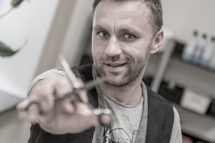 Ludvigs Bērziņš ir pārliecināts: “Veidot griezumus un saprast krāsu tehnoloģijas katrs var iemācīties, bet lieliskāk, ja meistaram piemīt individualitāte, ko nevar iemācīties.”                               
Autors: no personīgā arhīva