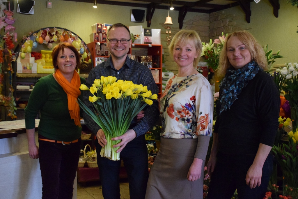 “Cilvēks ar ziedu un smaidu dažkārt var izteikt vairāk nekā ar vārdiem.” Ziedu salona “Fantāzija” draudzīgais kolektīvs — Sarmīte Eizāne (no kreisās), Rimands Mednis, Zeltīte Medne, Sandra Vilde.                                                                                                                  
Autors: Imants Kaziļuns