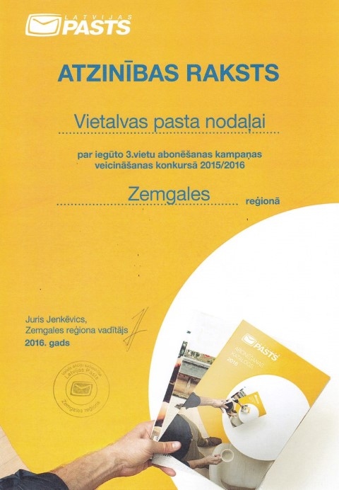 ATZINĪBA PAR DARBU. Vietalvas pasta nodaļa saņēma Atzinības rakstu un balvu par iegūto trešo vietu Zemgales reģionā 2015./2016. gada abonēšanas kampaņas veicināšanas konkursā. 