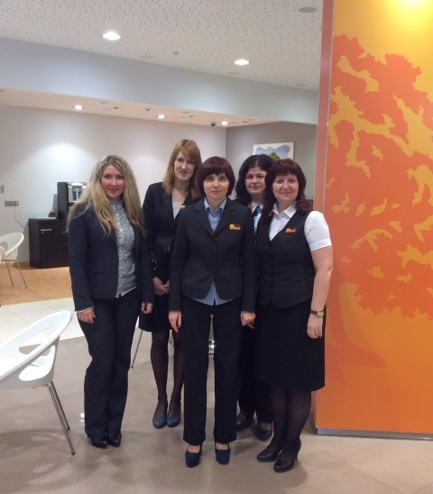 Draudzīgais filiāles kolektīvs. No kreisās — klientu konsultantes Dina Kavosa-Siņicina, Aiva 
Malašenoka un Ilona Korņetova, klientu apkalpošanas vadītāja Oksana Zariņa un klientu konsultante Irēna Mečtaļova. Aizkadrā — personīgā finanšu konsultante Ilze Priede un  klientu  konsultante Irita Riekstiņa. 


Autors: no filiāles