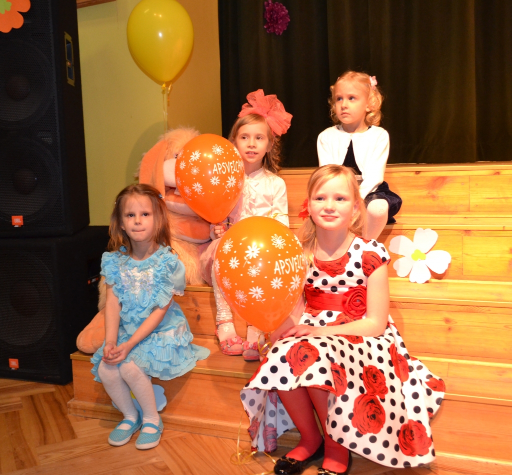 ČETRAS “CĀLENĪTES” — Monta Tropa (1. rindā no kreisās), Annija Driķe, Loreta Anna Šēmīte un Dženija Prihodjko dziedās nākamajā konkursa kārtā. 
Autors: Ance Liepa