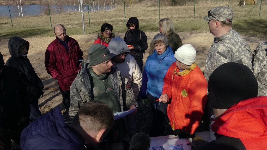 Bezvests.lv brīvprātīgie vairākās variācijās izgāja pensionāres Ainas Krūmiņas maršrutu no viņas mājām.
Autors: Bezvests.lv 