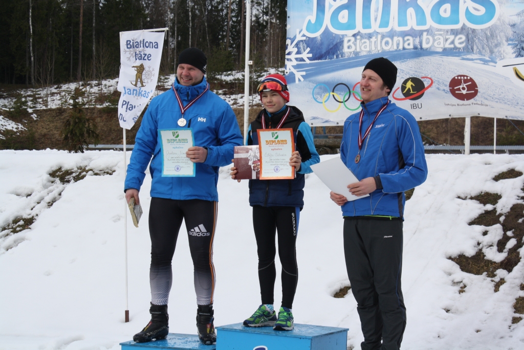 NOPIETNA KONKURENCE. Pieaugušajiem sportistiem, stāvot uz goda pjedestāla, gribējās pat pieliekties, lai būtu vismaz vienā augumā ar uzvarētāju Ediju Eiduku.
Autors: Sandra Pumpure