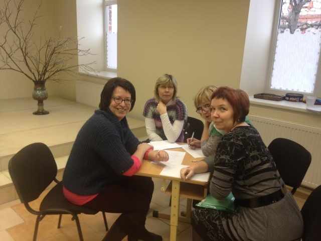 JĀMĀCĀS VISIEM. Skolotāji ne tikai apguva ko jaunu, bet arī dalījās pieredzē. 

Autors: no Pļaviņu mūzikas skolas