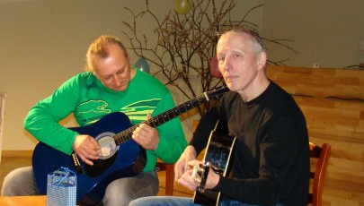 Patīkams pārsteigums senioriem bija  Paula Mickeviča (no kreisās) un Viktora Dobrovoļska muzikālais sveiciens.    
Autors: no “Daugavas rīta”