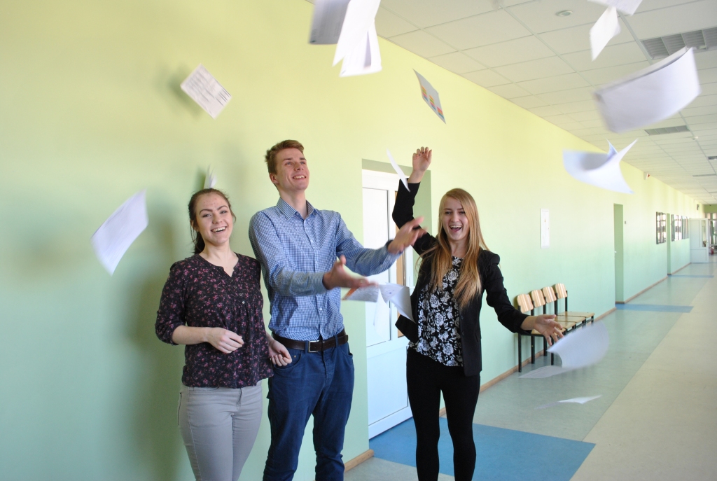 VIENS EKSĀMENS AIZ MUGURAS — priecājas Aizkraukles novada ģimnāzijas skolēni Kate Katrīna Cepure (no kreisās), Raivis Glāznieks un Anete Bogdanoviča.                                                                        
Autors: Līga Patmalniece