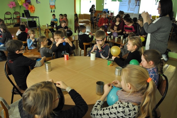 Instrumentu gatavošana. Bungas un šeikeris. Bungas taisa tā — uz kārbas uzvelk balonu. Skan!
Autors: Inga Patmalniece