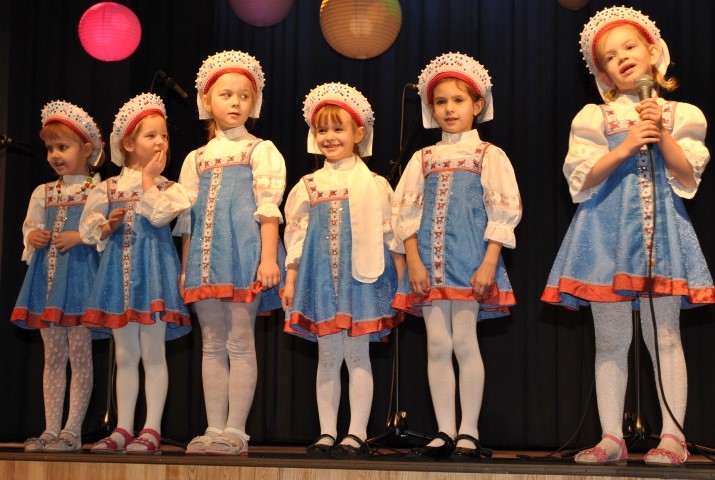 KATRAI SAVA. Bērnudārza “Zīlīte” meitenes dzied katra savu častušku, un par tajās ietverto humoru prieks arī viņām pašām.
Autors: Guna Mikasenoka