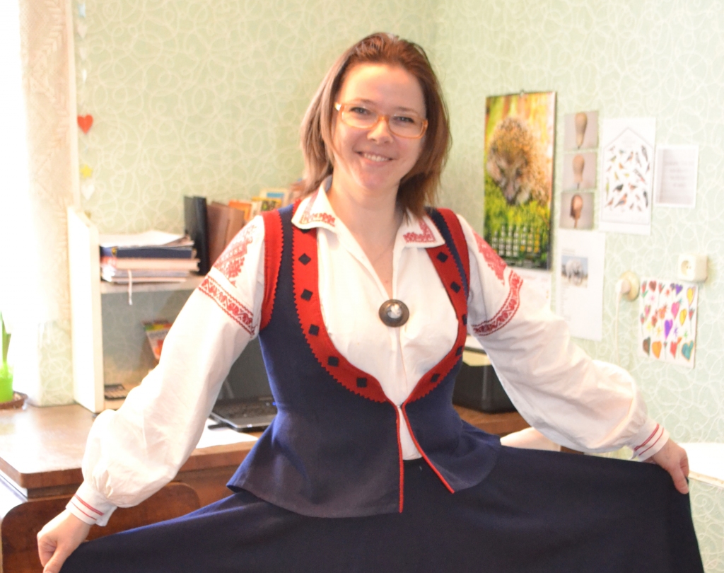 savs tautastērps ir arī pašai darbnīcas saimniecei Inesei Bluķei. Šo kurzemnieces tērpu viņa mantojusi no vecmāmiņas. 
Autors: Ance Liepa