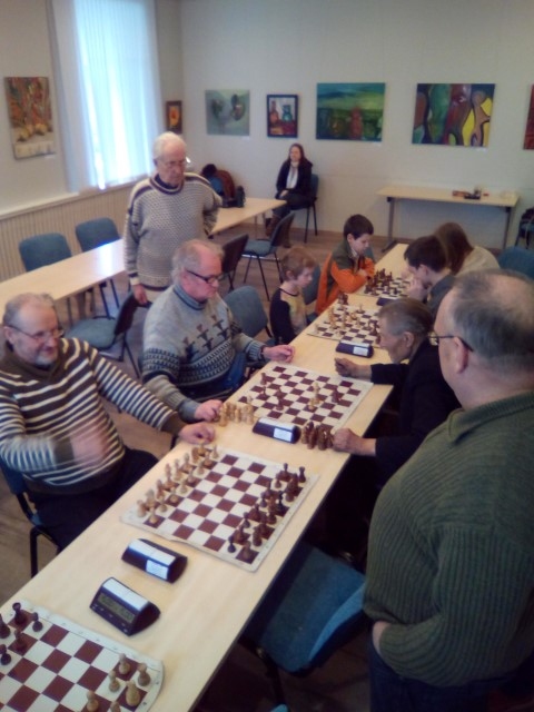 Skrīveros šahs ir cieņā, spēlē gan lieli, gan mazi, un ne tikai no Skrīveriem vien.                                                         
Autors: no A. Krauzes albuma