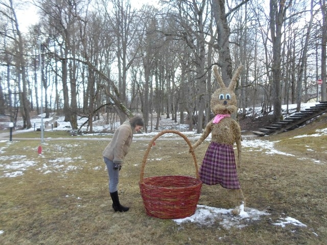 LIELS, BET TUKŠS. Zaķis cer, ka viņa grozu palīdzēs piepildīt Lieldienu svinētāji. 
Autors: Ināra Sudare